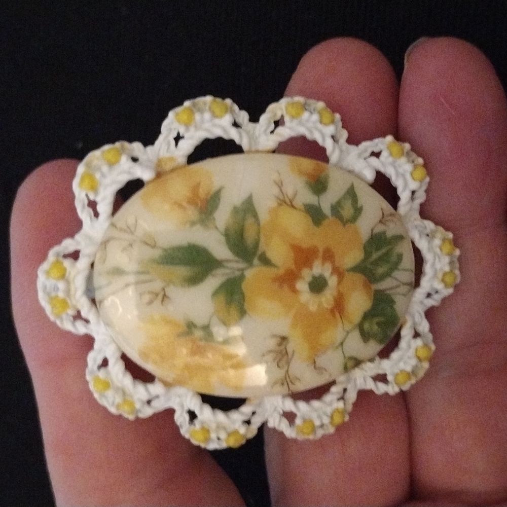 Vintage Yellow Flower White Enamel Oval Brooch/Pendant